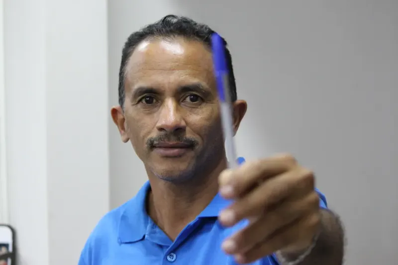manoel caneta azul.webp