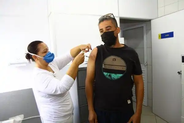 Campanha de vacinação contra a gripe começa em São José e Jacareí