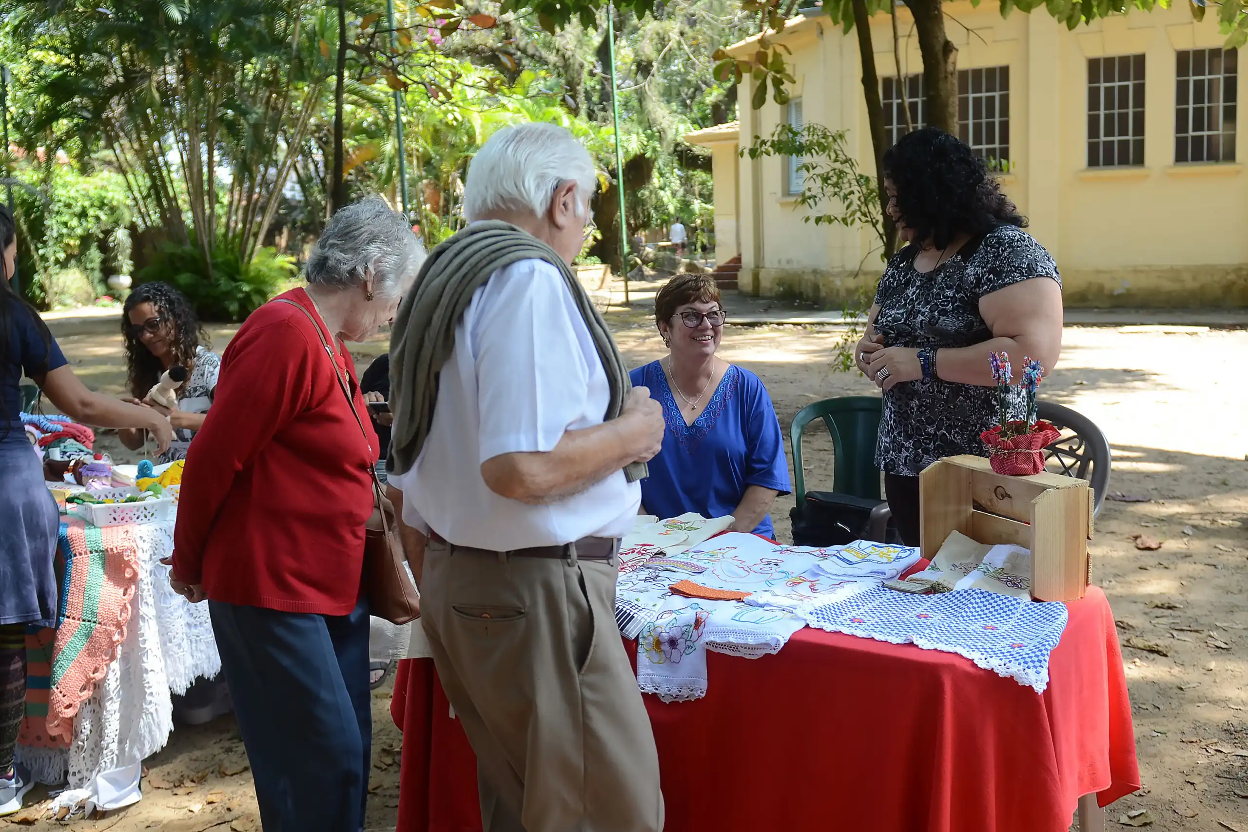 Casa do Idoso em São José promove exposição de bordados