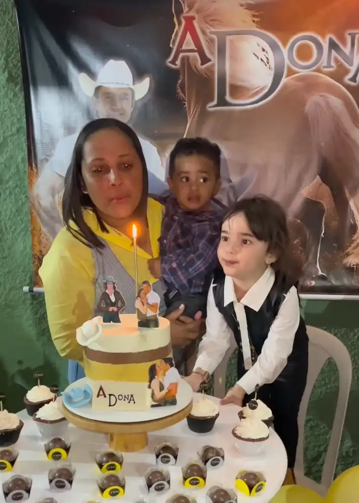 Menina cai em cima do próprio bolo de aniversário e viraliza