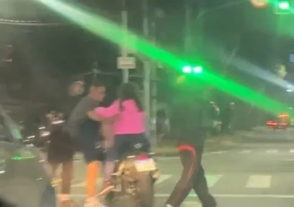 Suspeito de assaltar pai e filha e roubar moto é preso pela polícia em São José