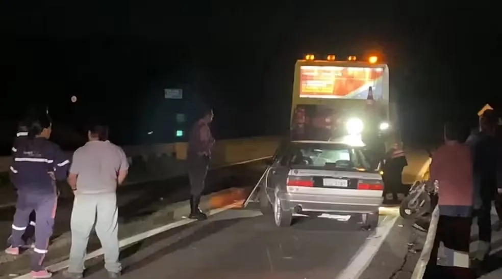Acidente entre moto e carro deixa casal ferido na Tamoios em São José