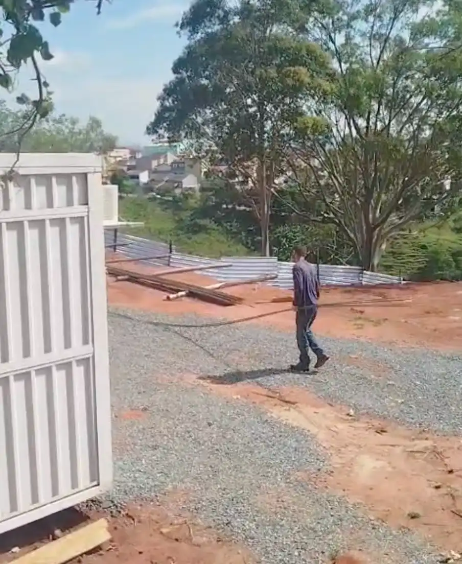 Obras na praça da Vila Unidos em São José continuam mesmo após o TJ suspender atividades