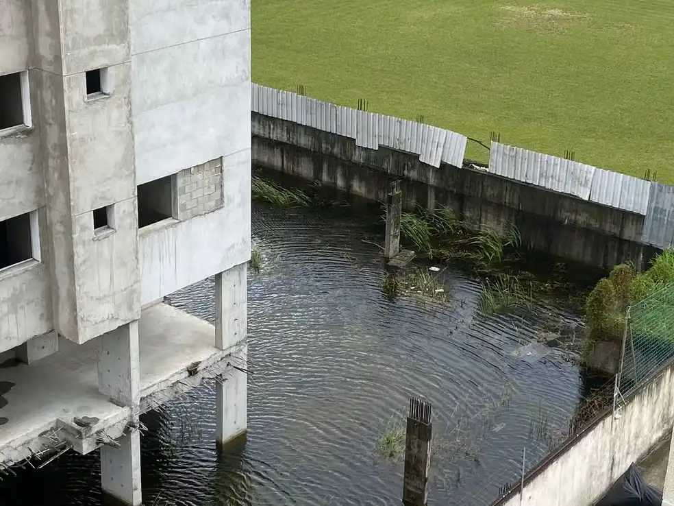 Prédio abandonado acumula água parada e se torna possível foco de proliferação de mosquito da dengue em Taubaté