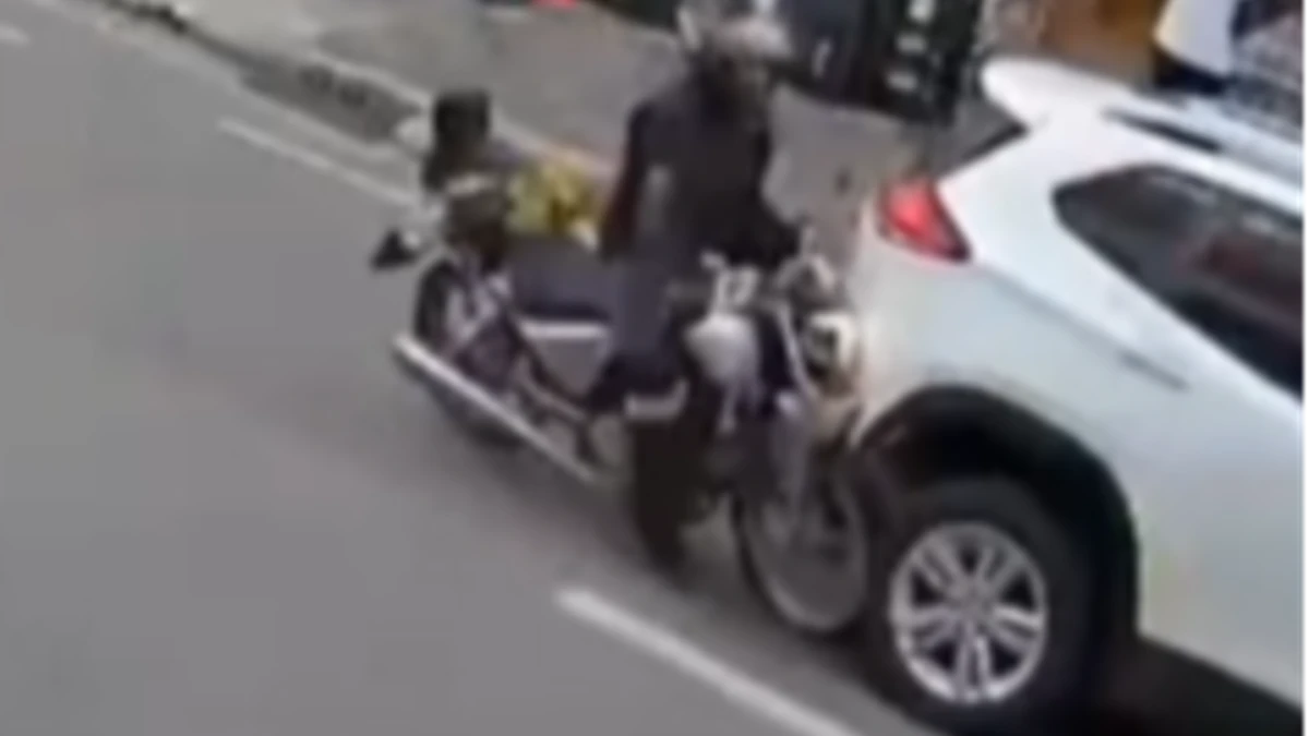 Motociclista atinge traseira de carro em acidente no Centro de Jacareí