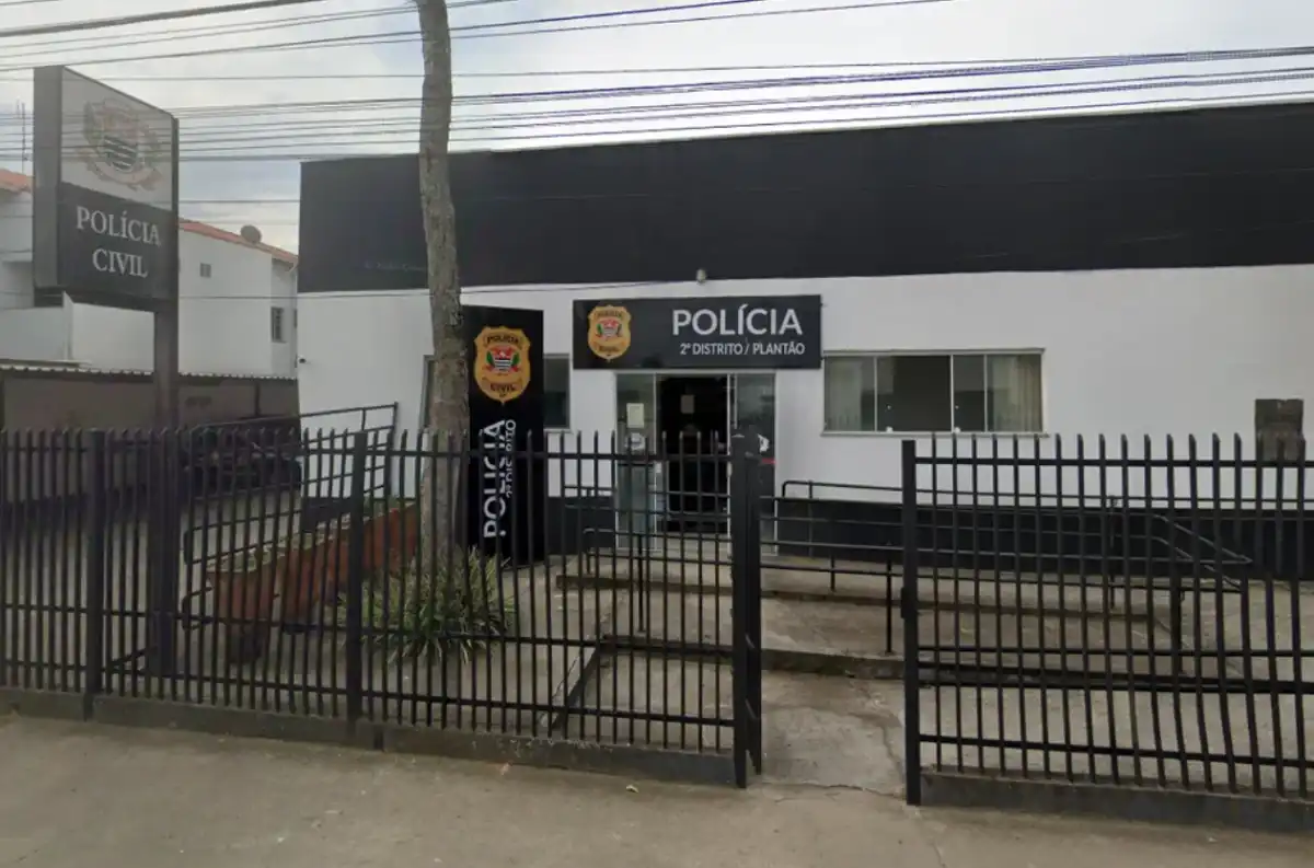 Crianças sobem no telhado de casa em Lorena para fugir de incêndio