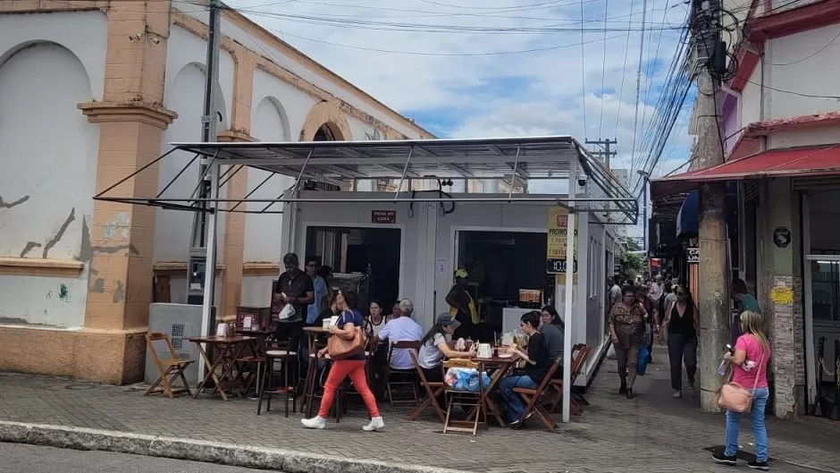 Comerciantes do Mercadão de São José são transferidos para contêineres
