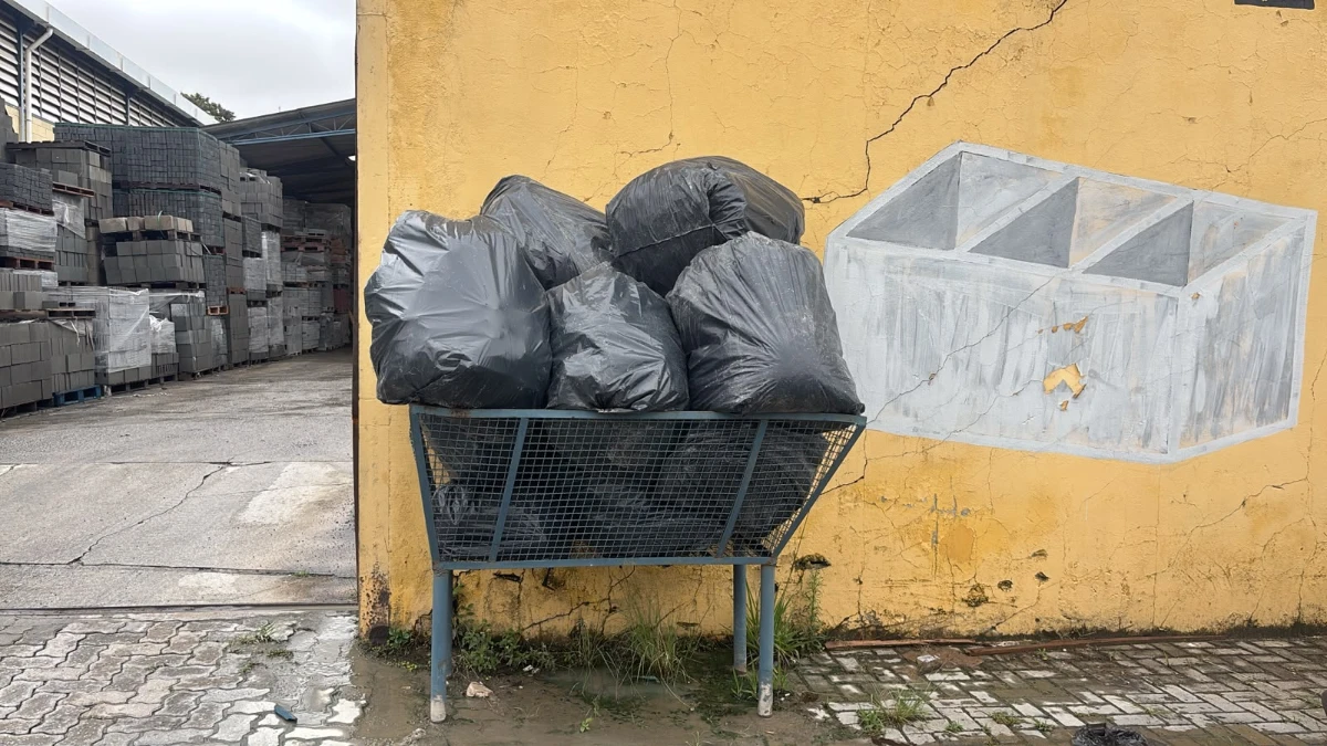 Paralisação de coletores chega ao 2º dia e deixa lixo acumulado em São José