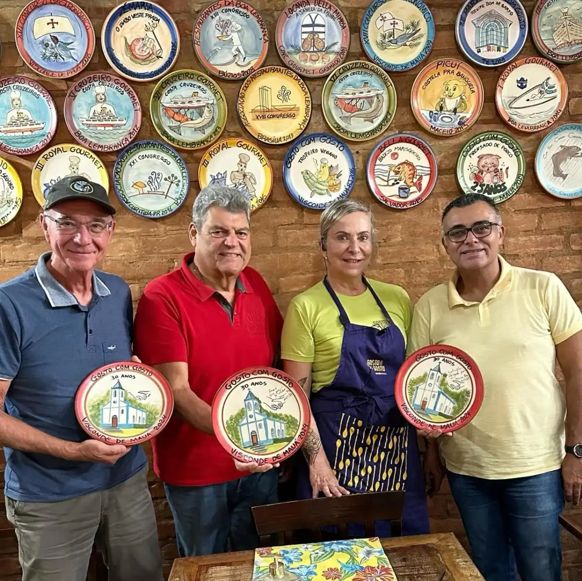 Colecionadores e entusiastas dos Pratos da Boa Lembrança vindos dediversas cidades e destinos subiram a serra carioca que liga Penedo aVisconde de Mauá no final de semana