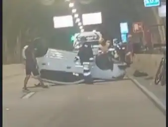 Carro capota em túnel da Tamoios em São Sebastião