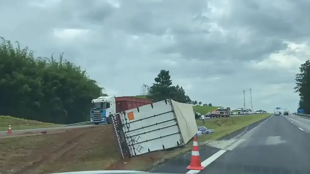 Caminhão colide com carro, tomba, e deixa dois feridos na Carvalho Pinto
