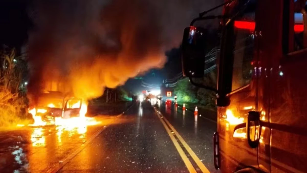 Caminhão pega fogo na Rio-Santos em Caraguatatuba e mobiliza bombeiros