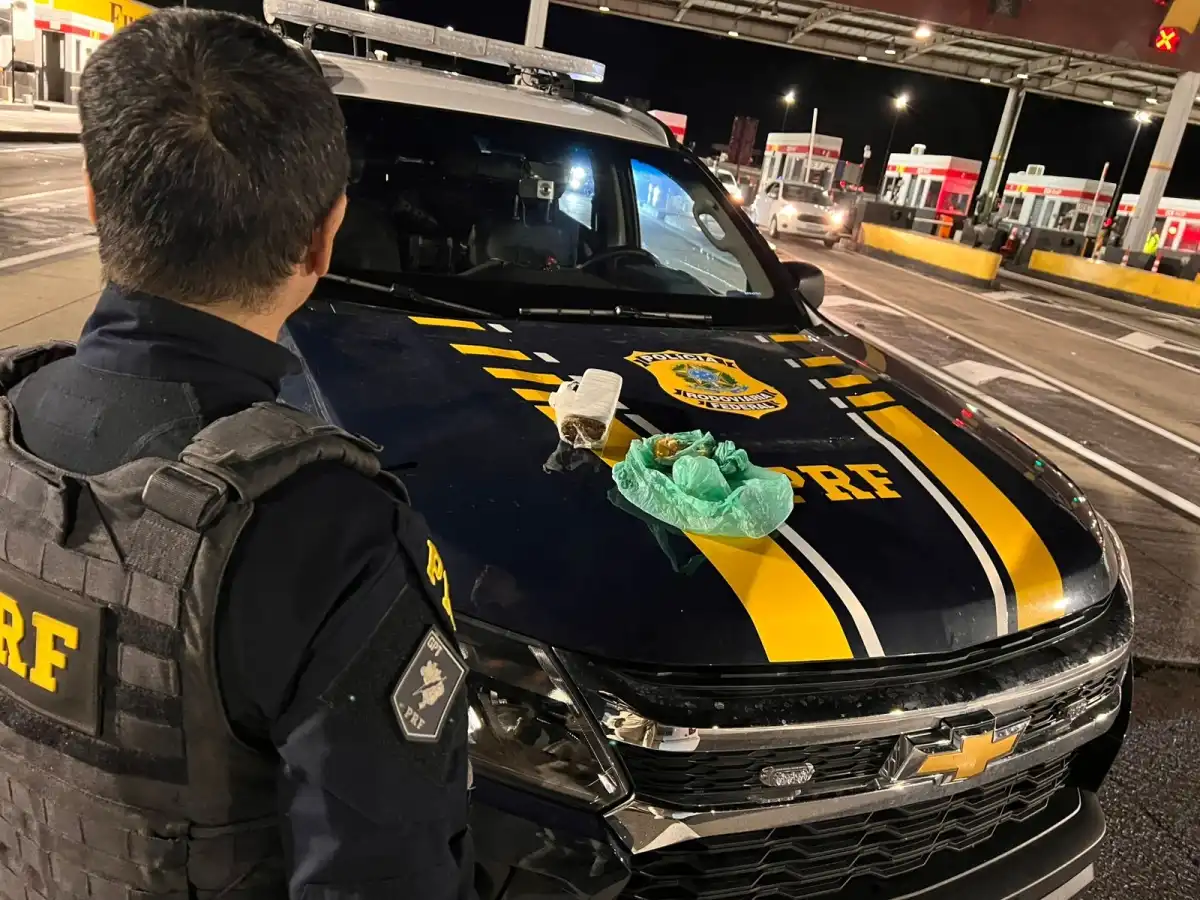 Dupla é presa por tráfico drogas na Dutra em Jacareí