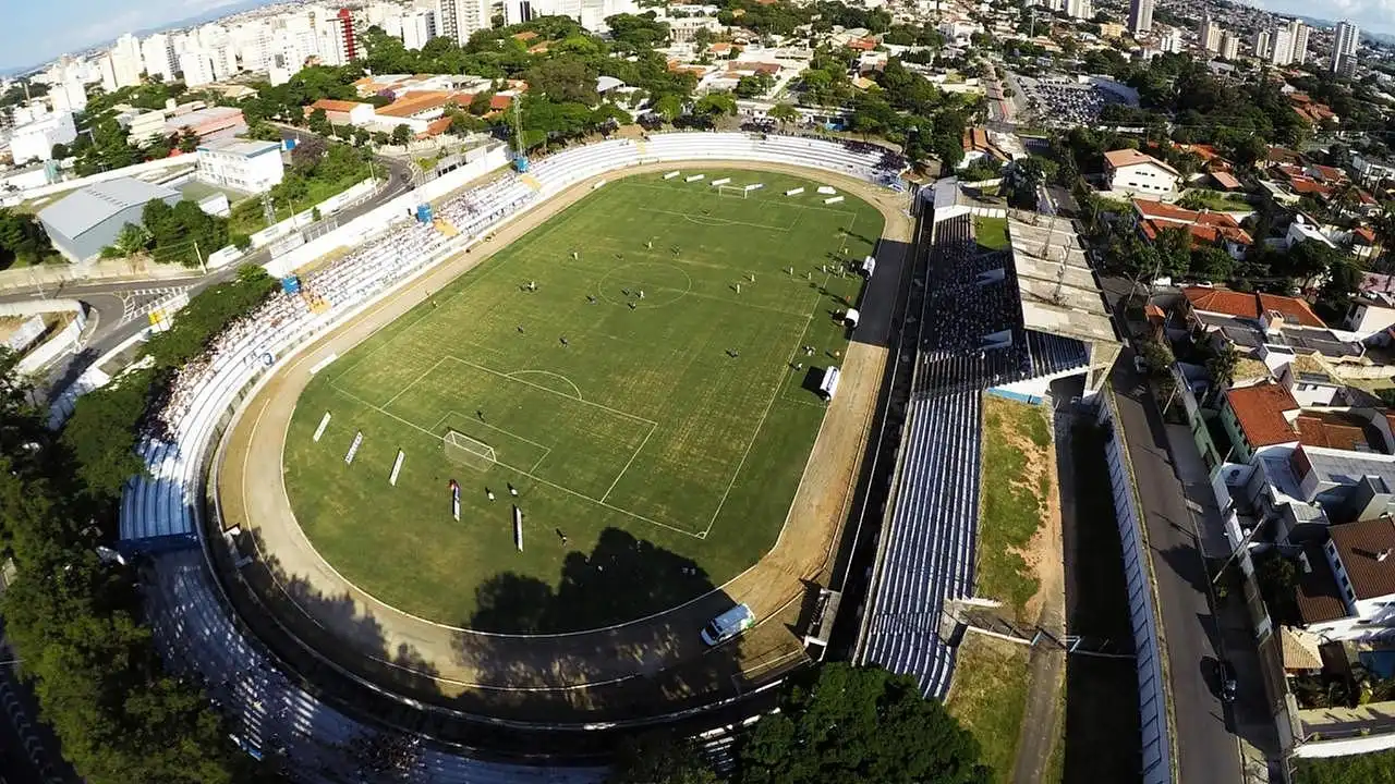 Jogo beneficente reúne grandes nomes do esporte em Taubaté