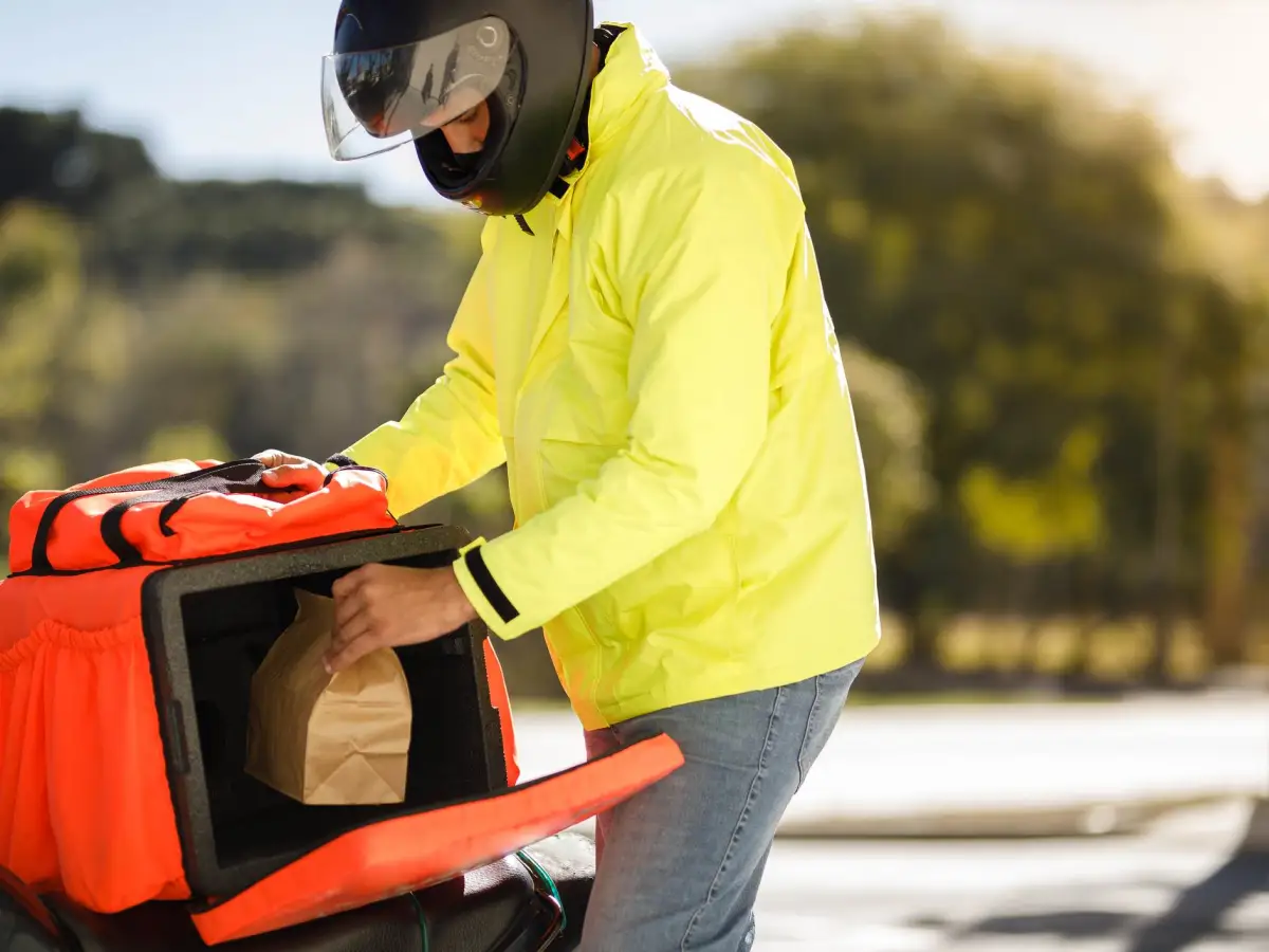 Delivery mais seguro: nova lei amplia proteção para clientes e entregadores