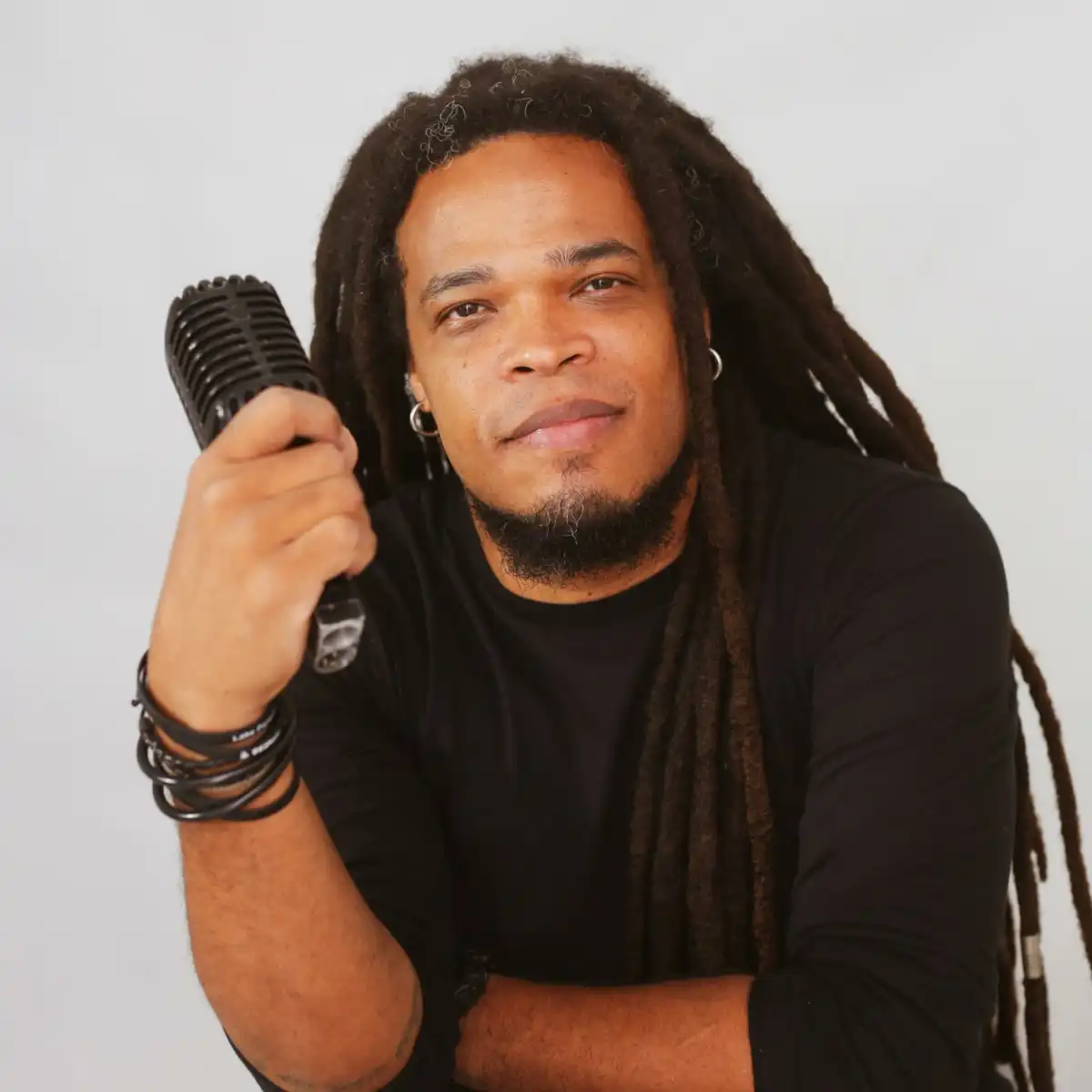 Léo Chaves canta na Festa de Abertura das Seletivas do Mundial de Karaokê em Taubaté