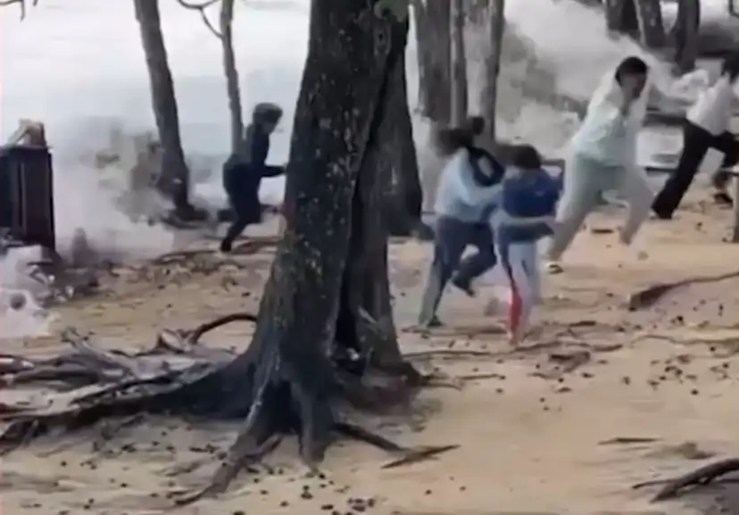 Ressaca no mar causada por frente fria assusta banhistas em Ilhabela