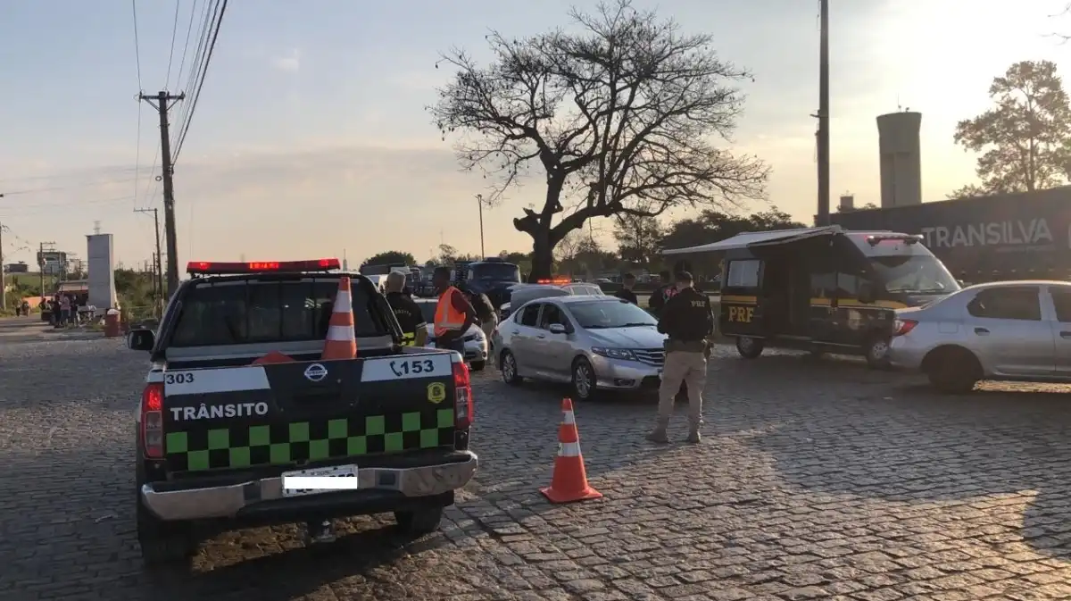Operação da PRF multa 65 pessoas por dirigirem bêbadas após festa em Caçapava