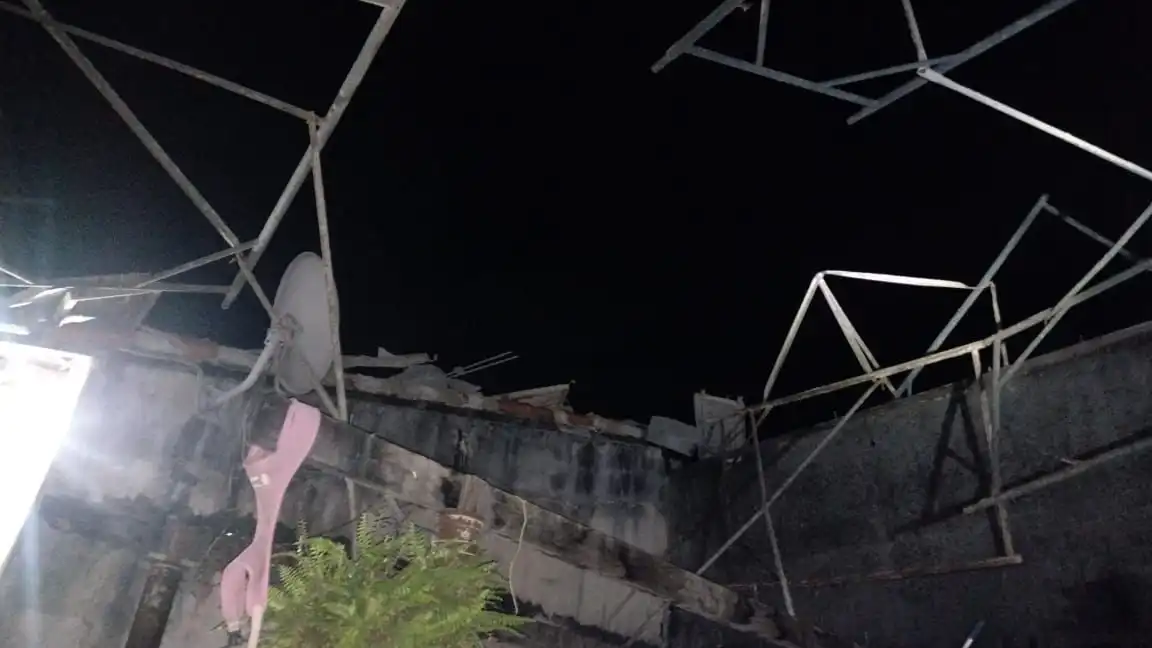 Galpão em construção desaba, atinge casas, deixa quatro feridos e 16 desalojados em Jacareí