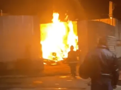 Incêndio atinge depósito de materiais para festas em São José