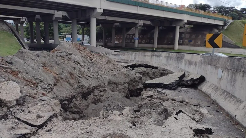 Asfalto afunda na Av Sebastião Pontes em São José