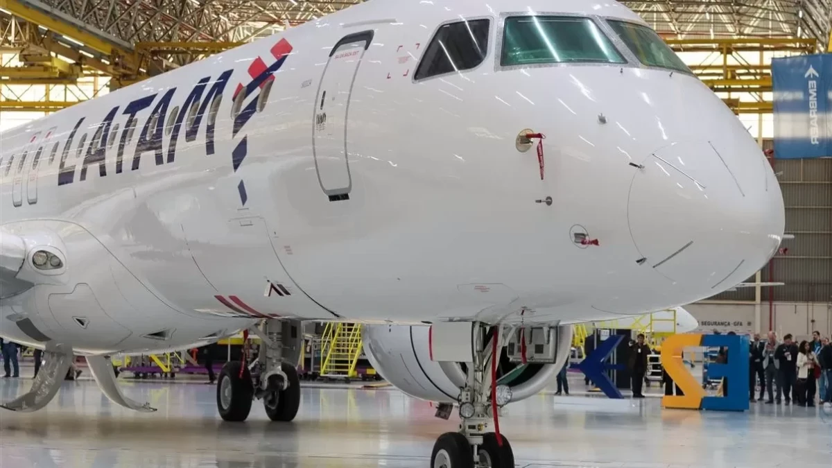 Embraer mostra montagem de novo avião da Latam em São José
