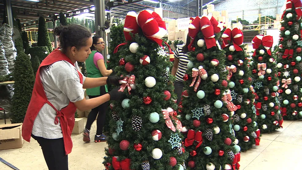 Fábrica de produtos natalinos em Jacareí abre vagas de emprego temporárias