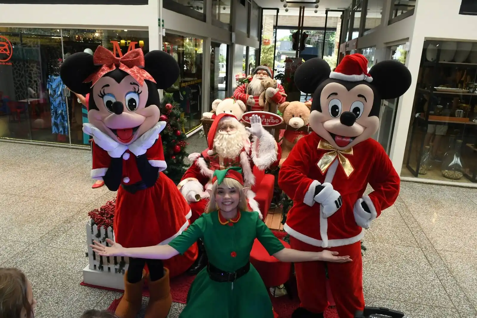 ESPLANDA SHOPPING recebe o Papai Noel, Mickey e Minnie