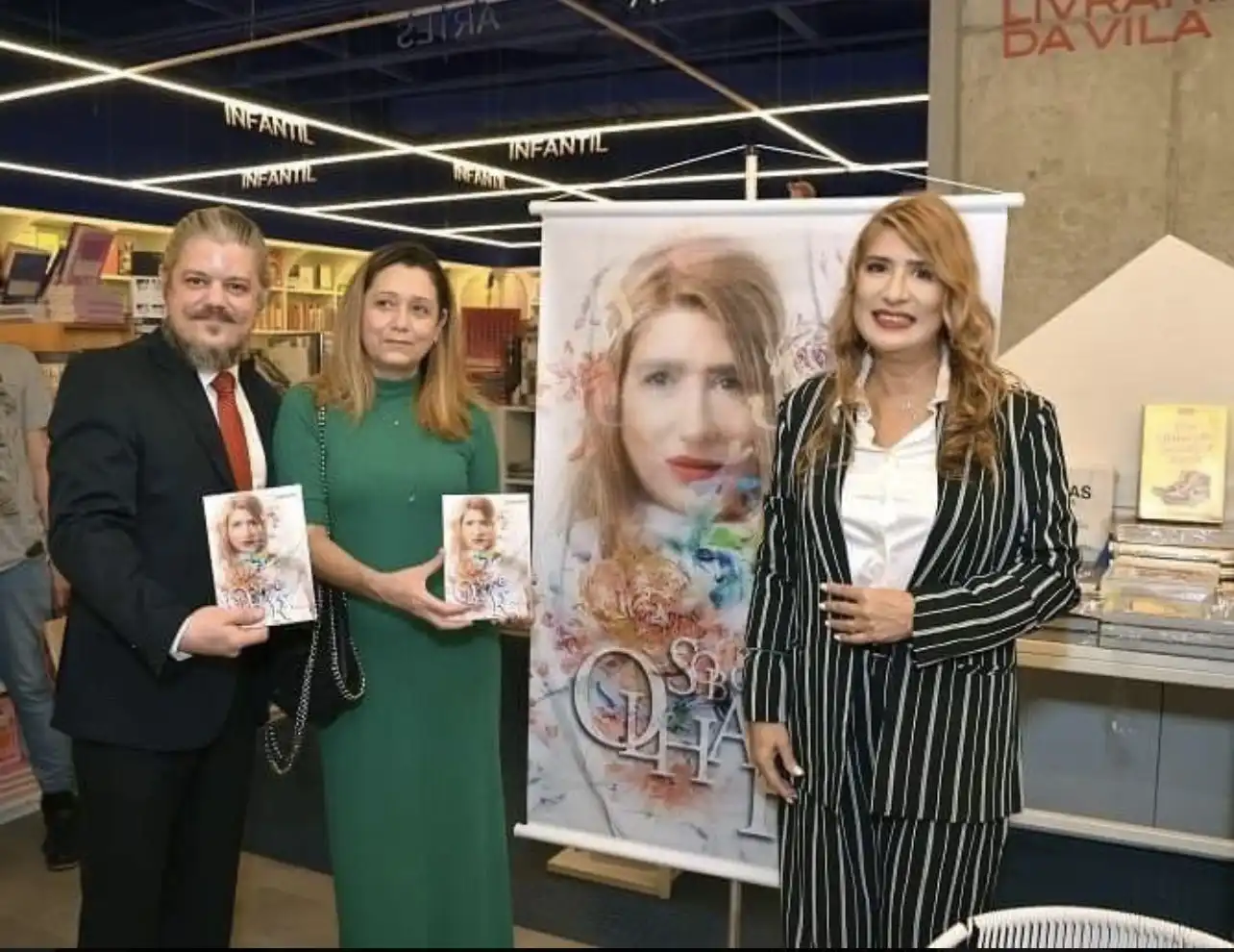 Noite de autógrafos da poetisa Jo Ribeiro na Livraria da Vila no Shopping Iguatemi JK