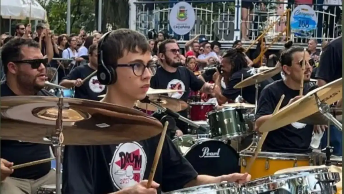 Jovem autista aprendeu 6 instrumentos sozinho