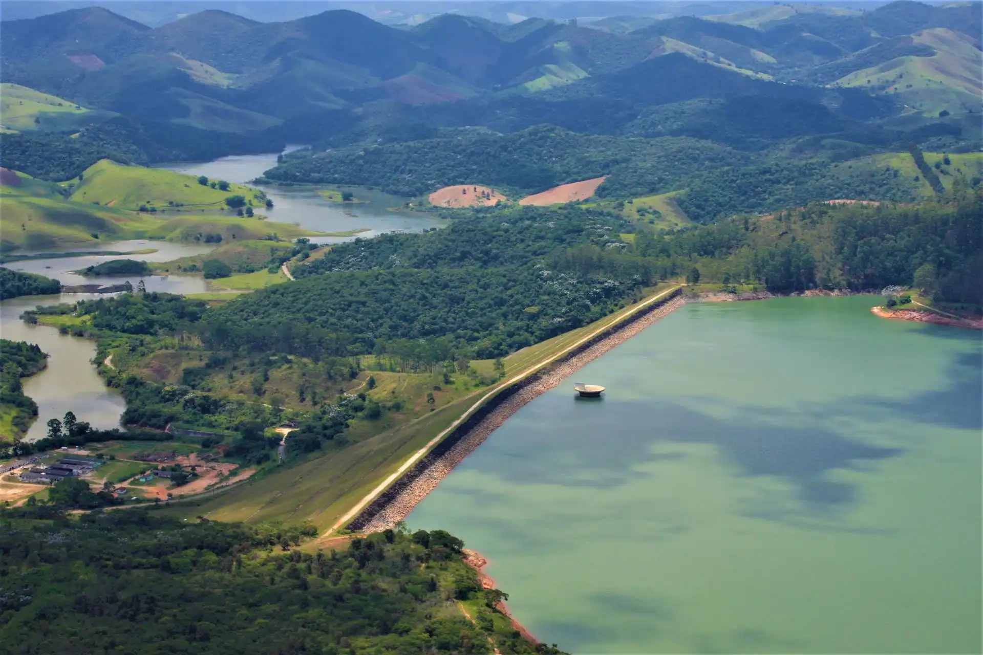 Vídeo de drone mostra o nível de água da represa de Paraibuna