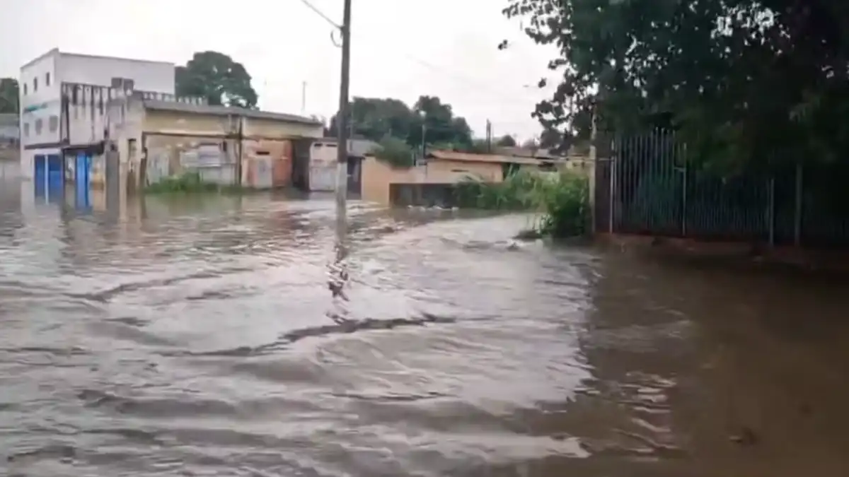 Casa é interditada e família fica desalojada por causa das fortes chuvas em Jacareí