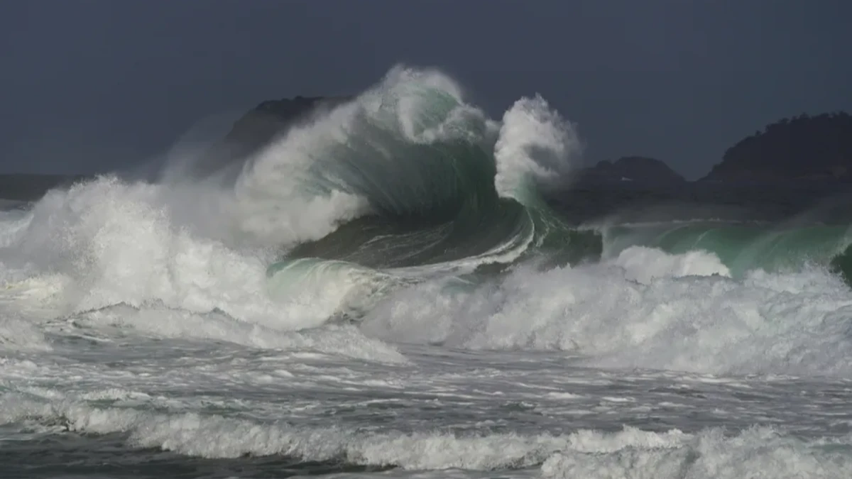 Marinha alerta para ondas de até 2,5 metros em Ilhabela para o fim de semana