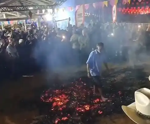 Fiel caminha descalço sobre brasas em último dia de Festa de São João em São José dos Campos