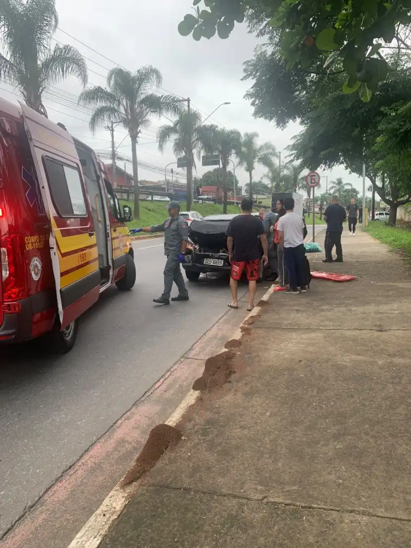 Três crianças ficam feridas em acidente envolvendo carro e caminhão