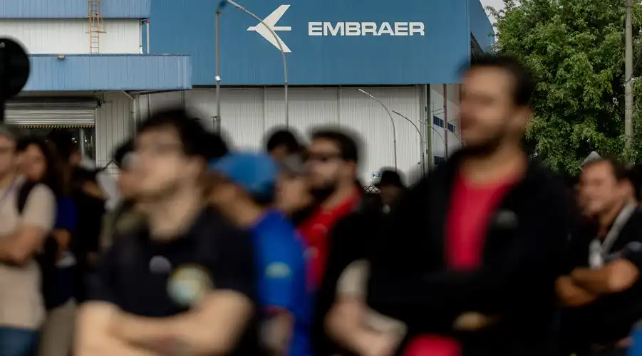 Embraer cede e colaboradores não voltarão ao presencial até 2026
