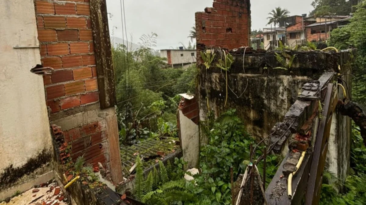 Defesa Civil retira famílias antes de imóvel desabar em São Sebastião