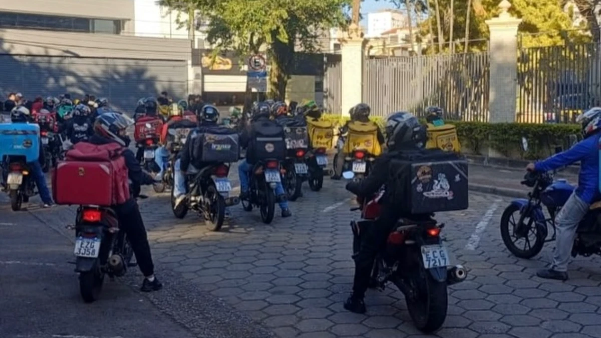 Mais de 60 entregadores fazem protesto por melhores condições de trabalho em São José dos Campos