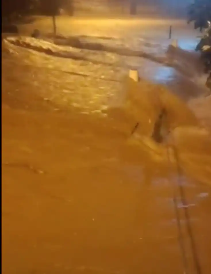 Temporal deixa rua debaixo d’água em Ubatuba neste domingo (22)