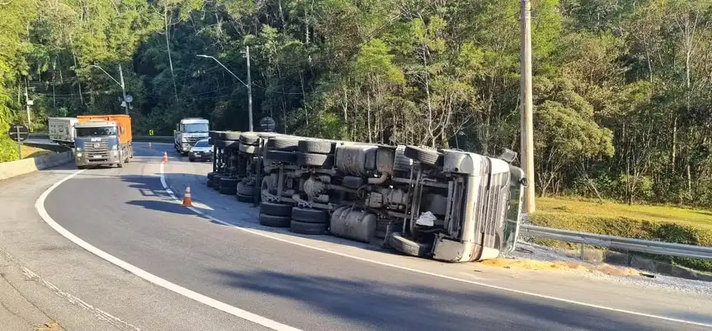 Carreta que carregava 36 toneladas de brita, tomba na Rodovia dos Tamoios em Caraguá