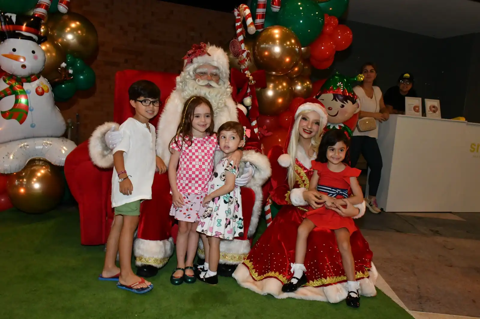 Madrid Open Mall recebeu programação especial de Natal neste sábado (13) com bazar solidário, coral e visita do Papai Noel