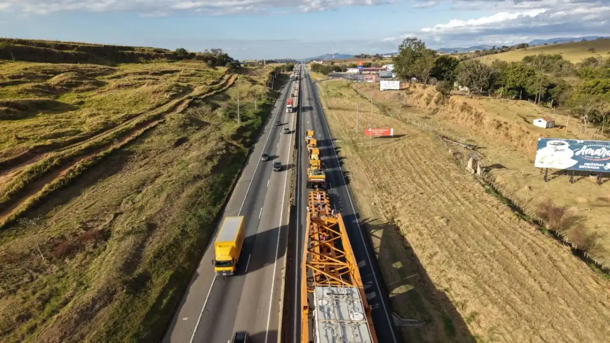 Após problema mecânico, carga especial que pesa mais de 800 toneladas volta a trafegar na Dutra
