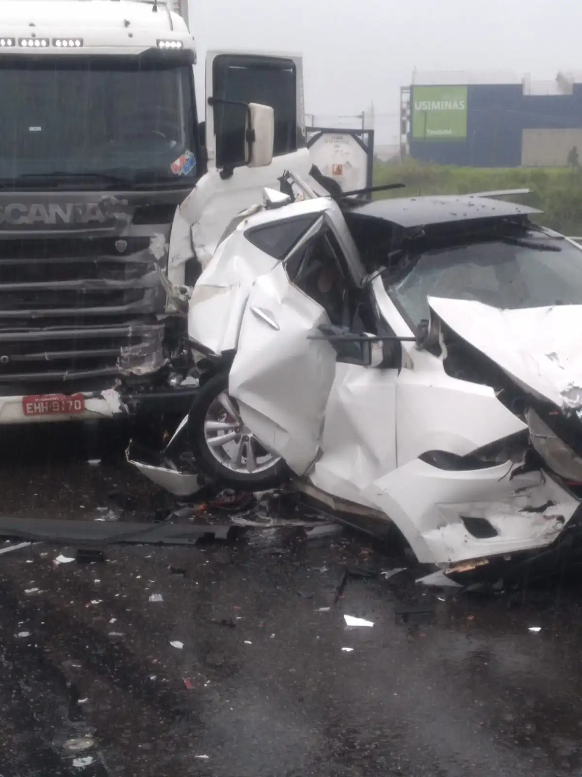 Colisão entre carretas e carro deixa quatro feridos na Via Dutra em Taubaté