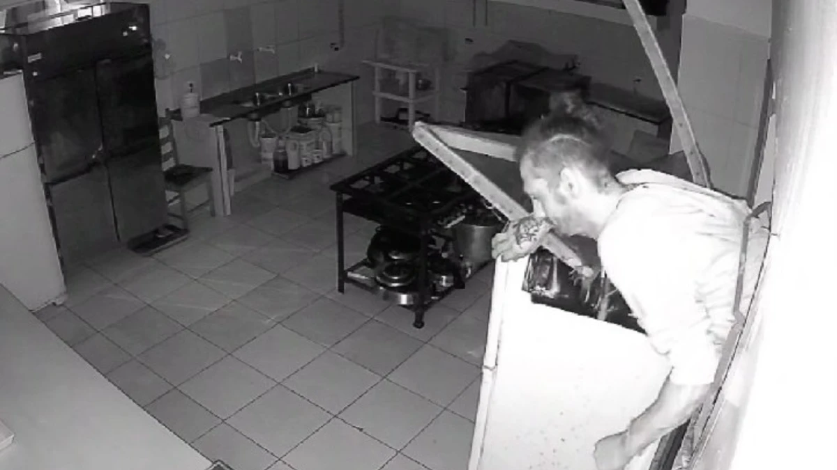 Homem se espreme em janela para invadir e furtar restaurante em Ubatuba