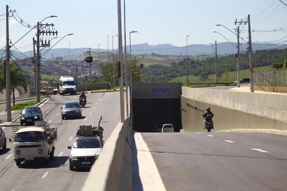 Prefeitura inicia manutenção em túnel na zona leste de São José