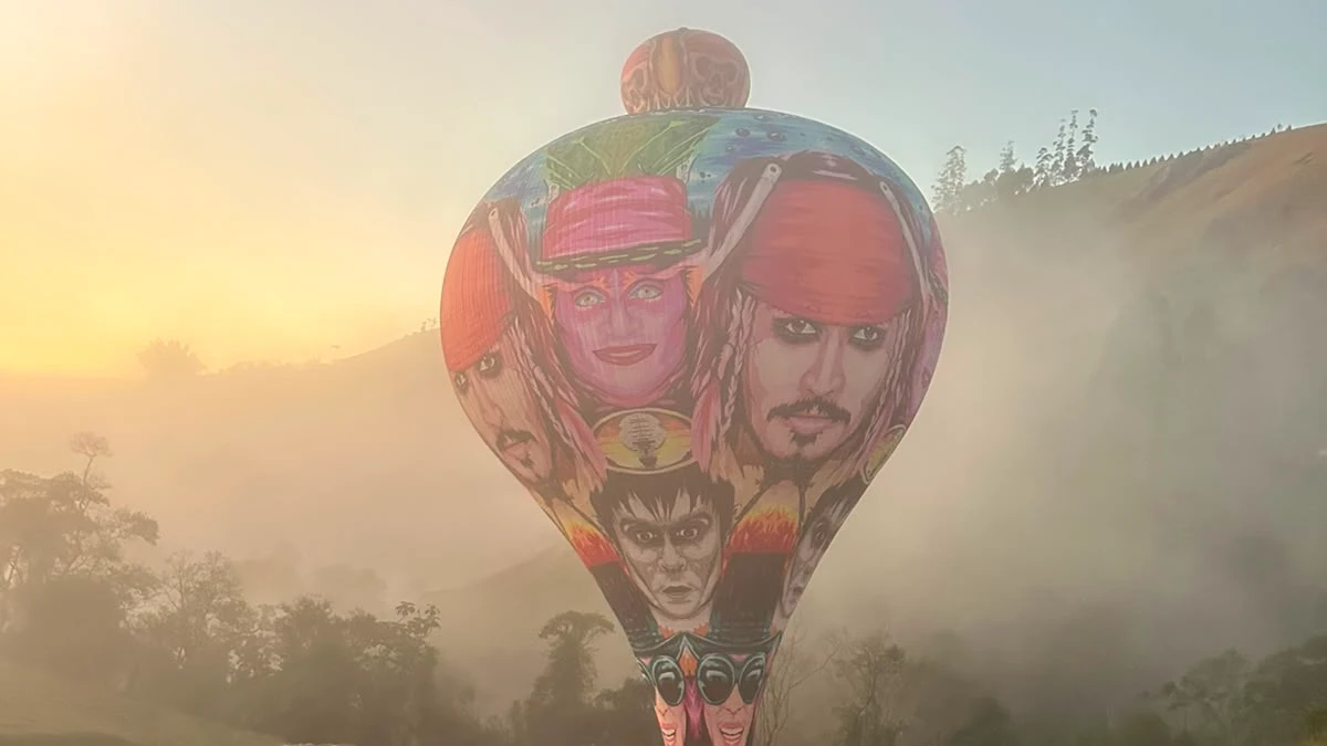 Balão com o rosto de jack sparrow é visto sobrevoando Igaratá
