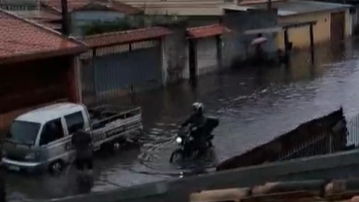Após chuva, moradora do Jardim Imperial relata rua alagada e mau cheiro