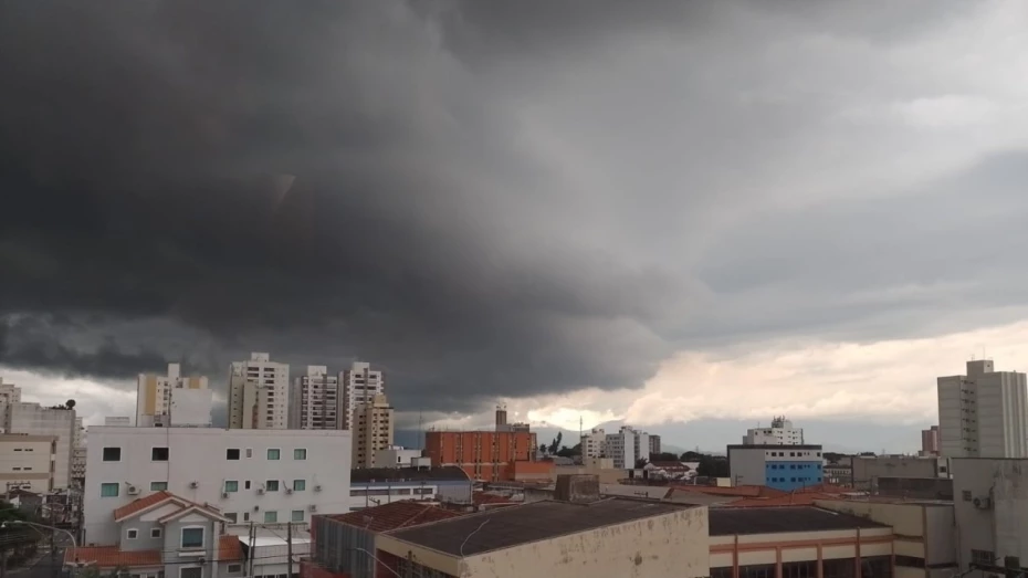 Taubaté entra em alerta severo para chuva forte, ventos e risco de granizo