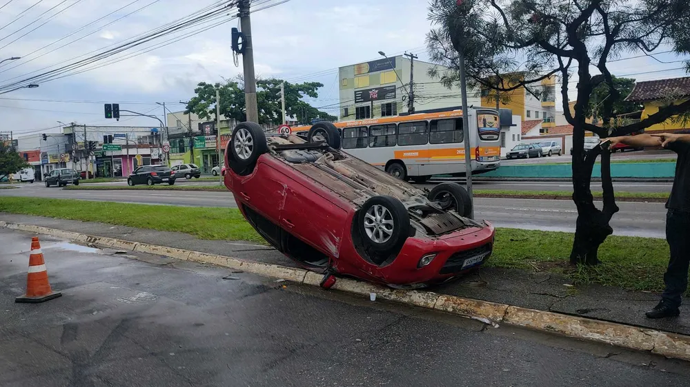 Mulher de 45 anos fica ferida após capotar carro na Zona Leste