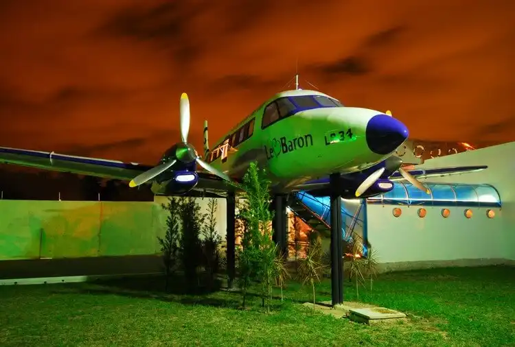 Suítes grafitadas, com avião e cinema: como os motéis estão inovando para atrair hóspedes